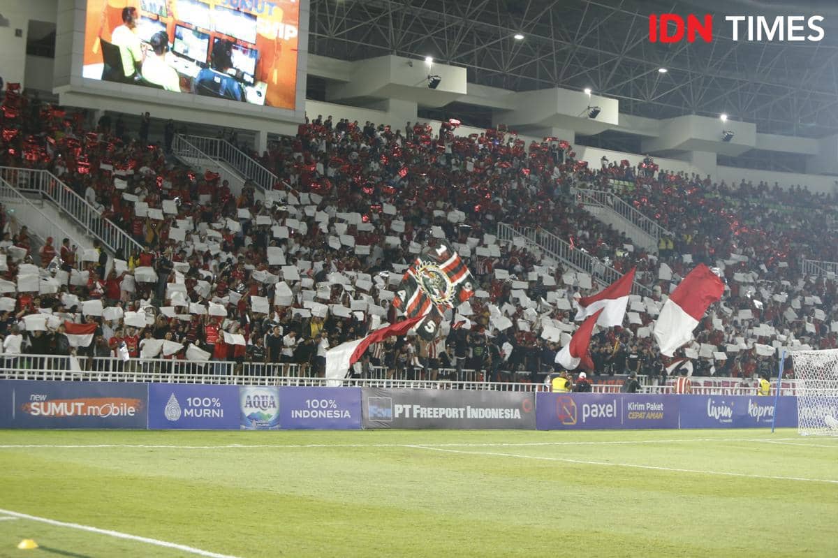 Suporter Timnas Indonesia U-19 memenuhi tribun Stadion Utama Sumut dengan bendera merah putih dan koreografi dukungan saat semifinal Piala AFF U-19.