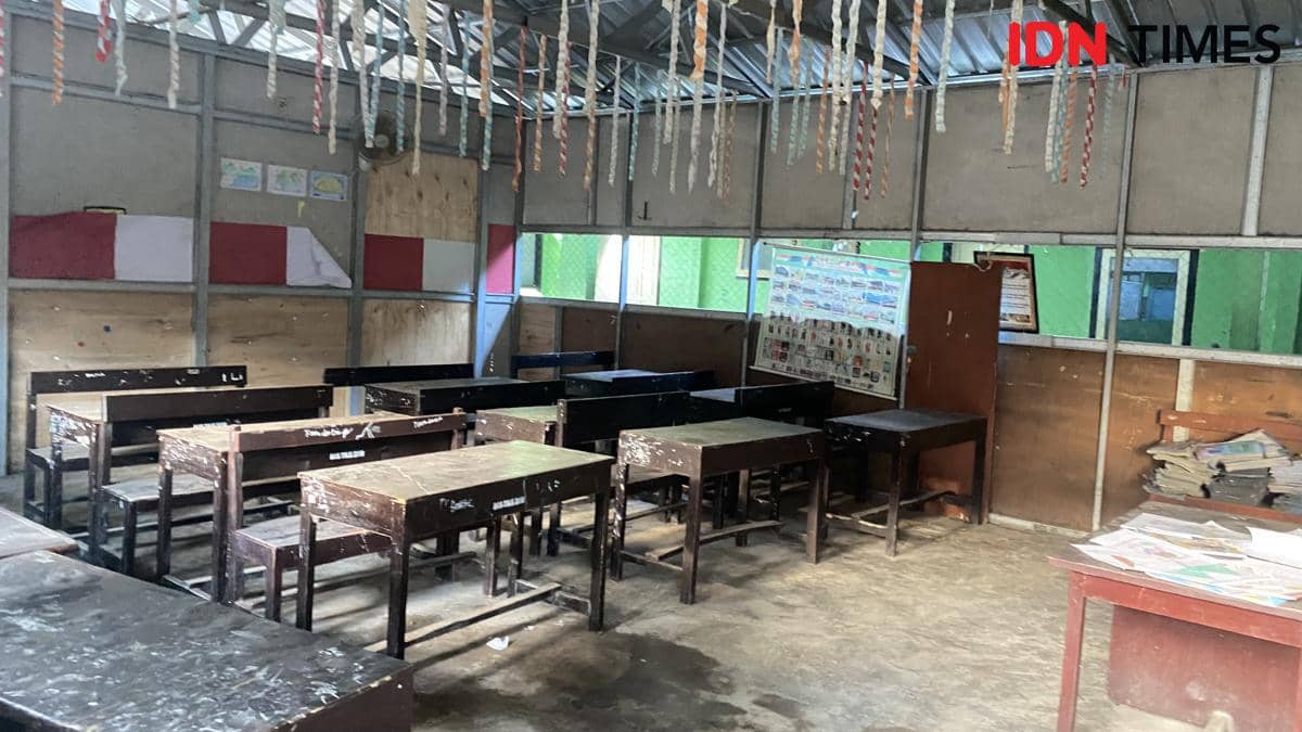 Ruang kelas darurat pascagempa di SDN 2 Pohgading, Lombok Timur, NTB. (IDN Times/Marcheilla Ariesta)