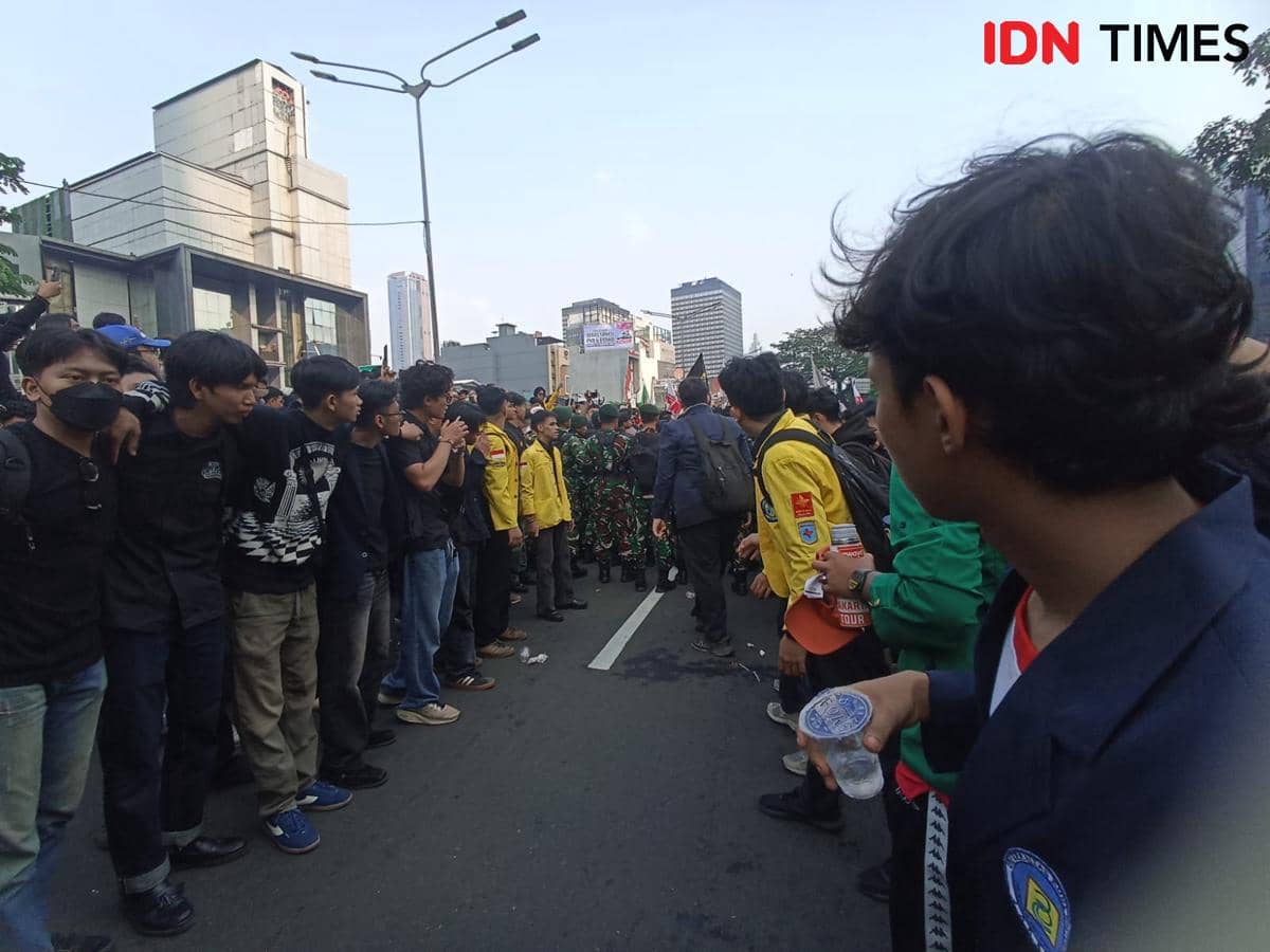 Mahasiswa Bertahan di Lokasi Demo, Minta Pejabat Negara Temui Massa