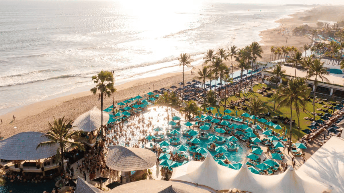 5 Rekomendasi Hotel di Canggu yang Menghadap Laut, Eksotis Abis!