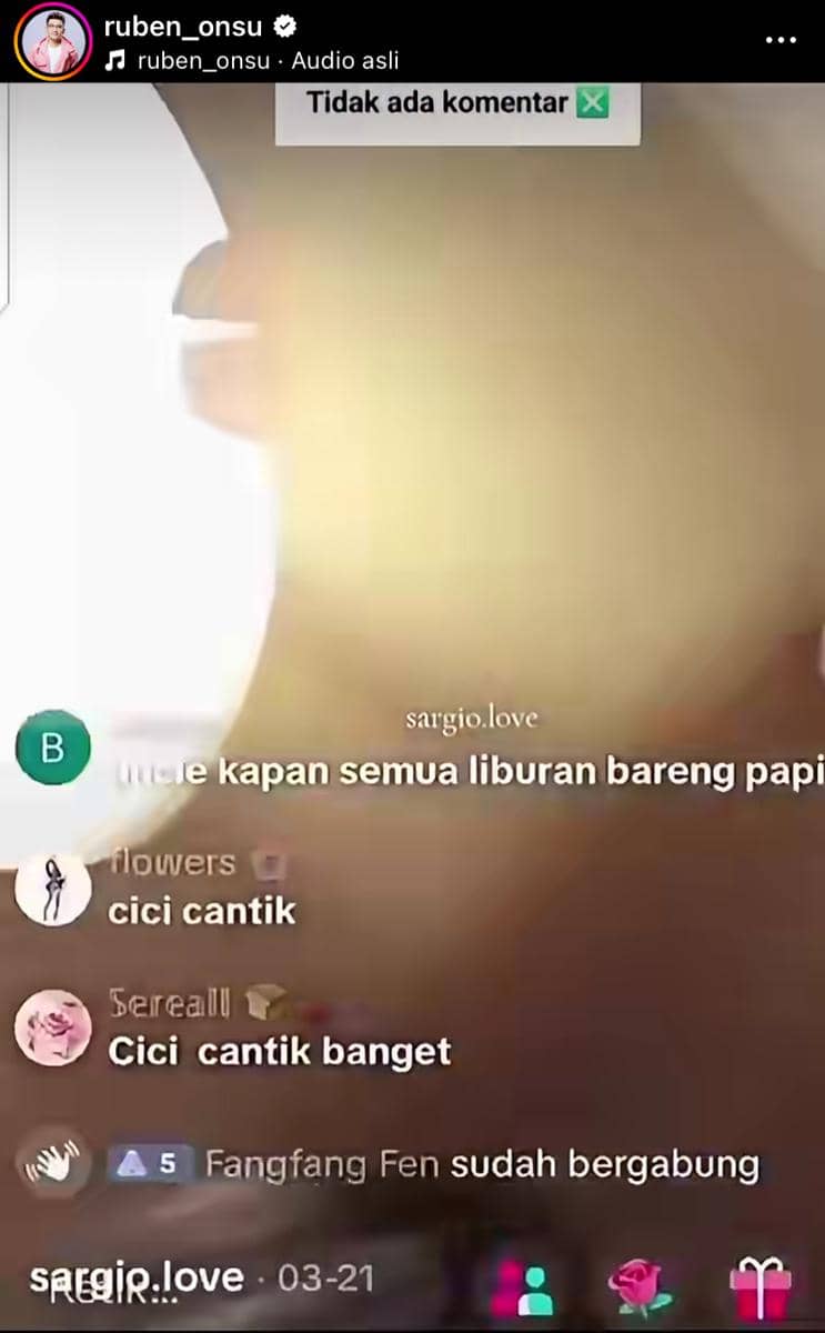 Tangkapan layar siaran langsung di Instagram dengan komentar dari penonton dan tulisan tidak ada komentar di bagian atas.