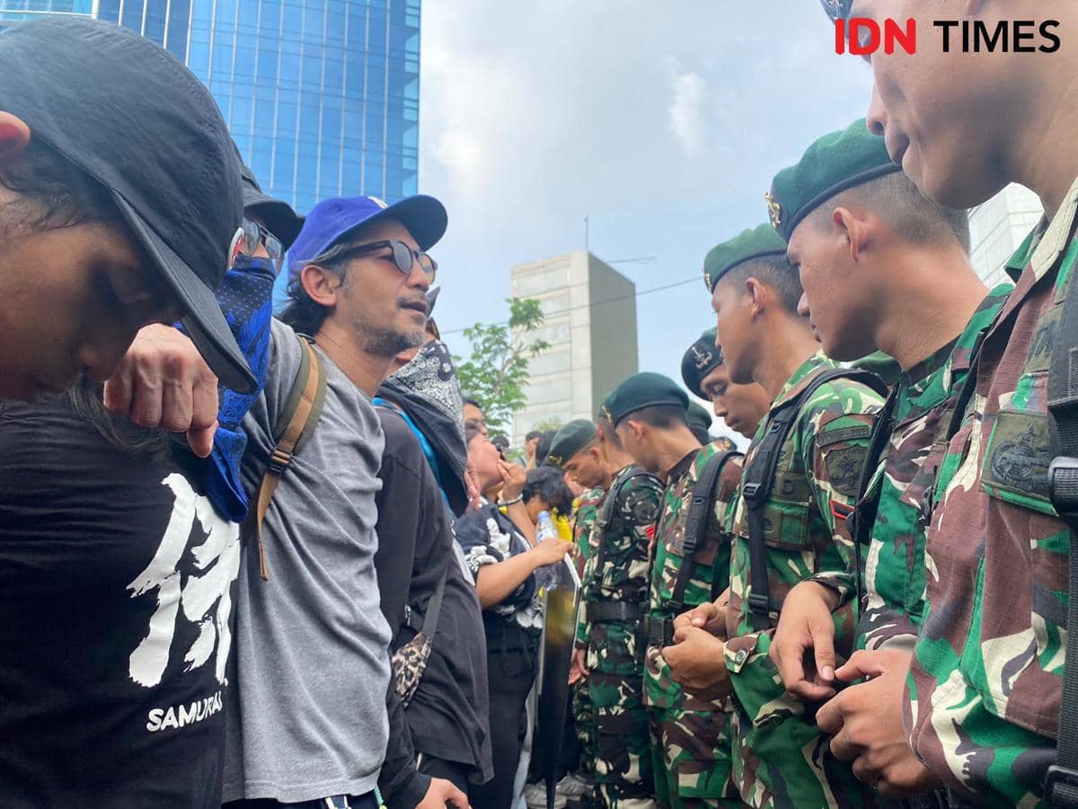 Ribuan mahasiswa dari berbagai kampus gelar demo di Bundaran HI, Menteng, Jakarta Pusat, pada Jumat (12/6/2026). (IDN Times/Irfan Fathurohma