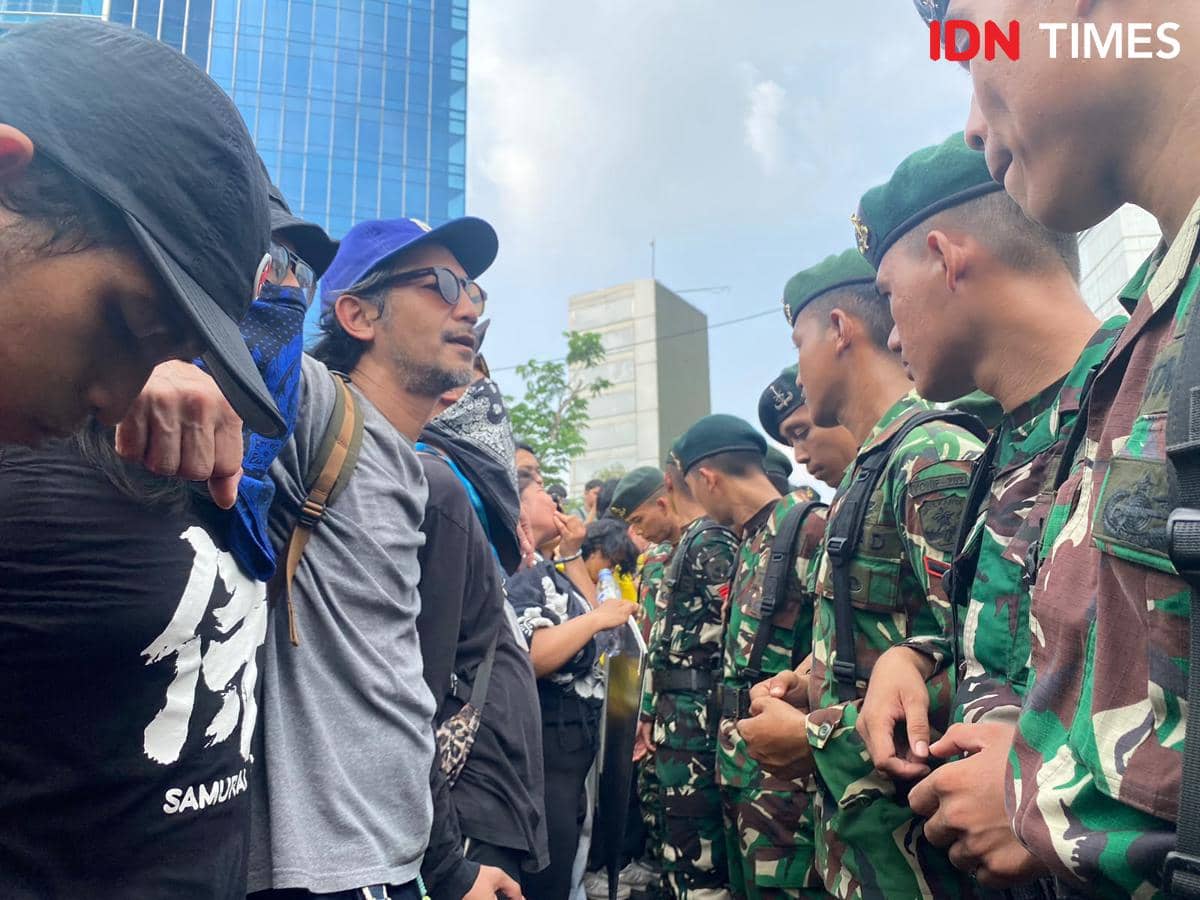 Ribuan mahasiswa dari berbagai kampus gelar demo di Bundaran HI, Menteng, Jakarta Pusat, pada Jumat (12/6/2026). (IDN Times/Irfan Fathurohma
