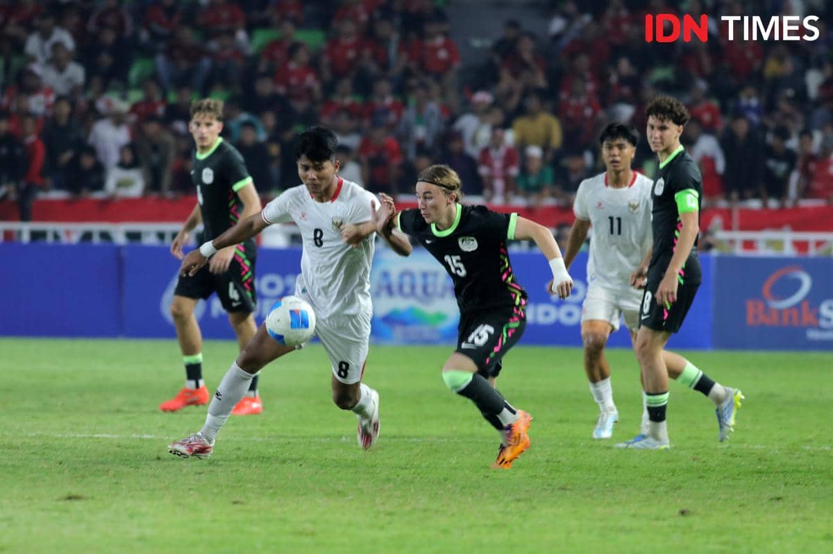 Pemain Timnas Indonesia U-19 berebut bola dengan pemain Australia U-19 dalam laga semifinal Piala AFF U-19 di Stadion Utama Sumut.