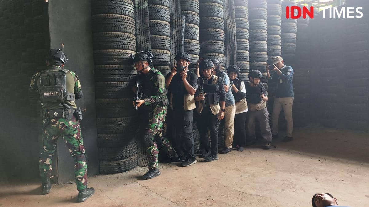 Dinas Penerangan TNI Angkatan Udara (Dispenau) menggelar acara Workshop Liputan di Daerah Konflik Bagj Jurnalis Media Massa di Brigade Parako 1 Pasgat, Jakarta Timur pada Kamis (11/6/2026) hingga Jumat (12/6/2026)(IDN Times/Yosafat Diva Bayu Wisesa)