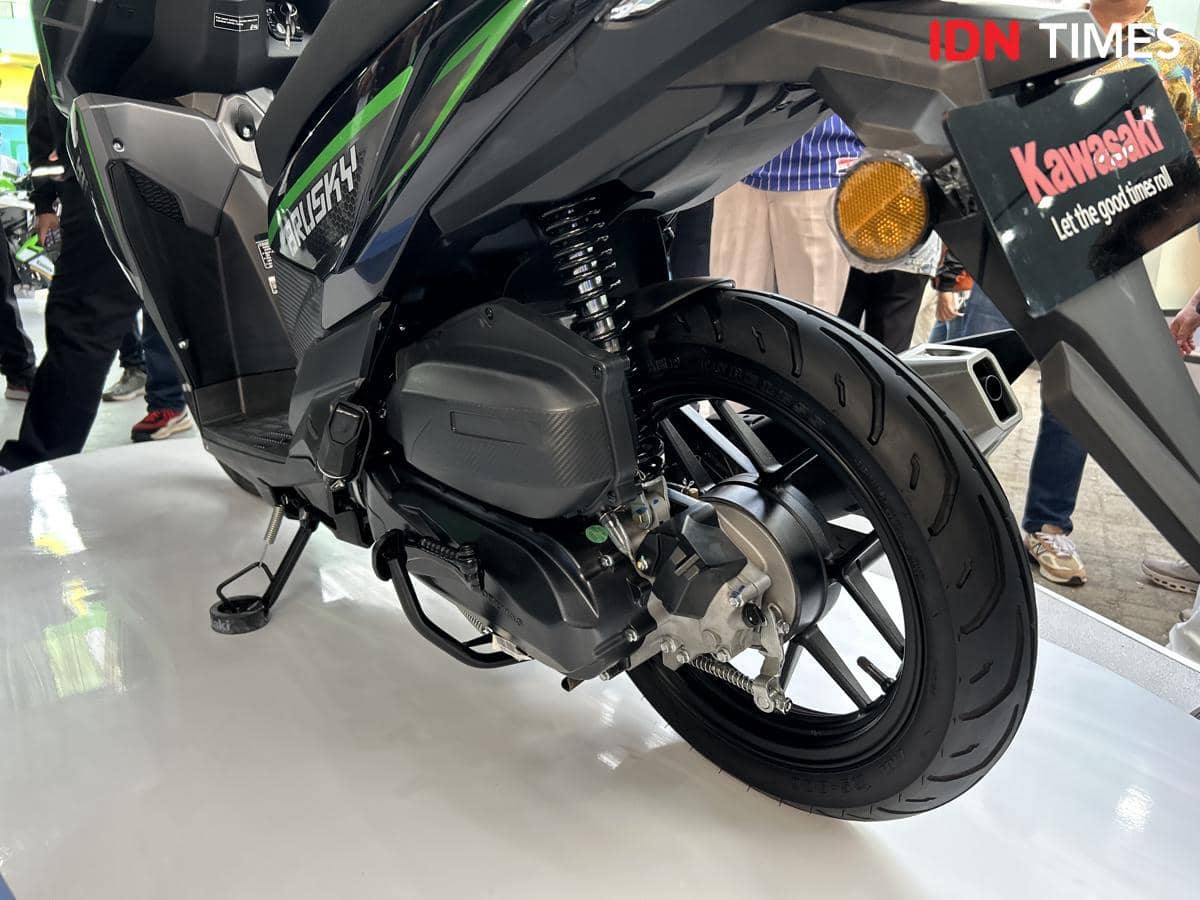 Bagian belakang motor skuter Kawasaki Brusky 125 dengan sistem transmisi CVT terlihat detail di area pameran.
