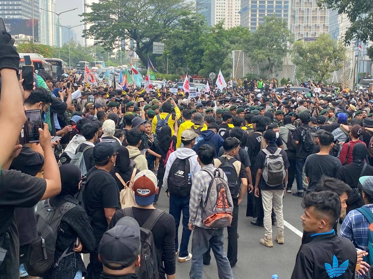 Ribuan mahasiswa dari berbagai kampus gelar demo di Bundaran HI, Menteng, Jakarta Pusat, pada Jumat (12/6/2026). (IDN Times/Irfan Fathurohma