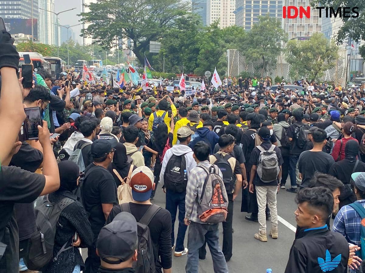 Mahasiswa Diblokade TNI di Dukuh Atas, Lalu Lintas Arah HI Lumpuh Total