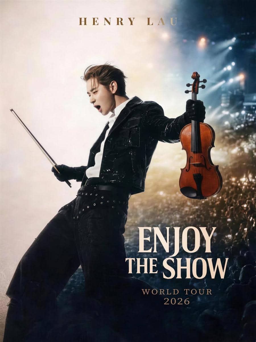 Seorang musisi memegang biola dan busur di atas panggung dengan latar penonton konser besar bertuliskan Enjoy The Show World Tour 2026.
