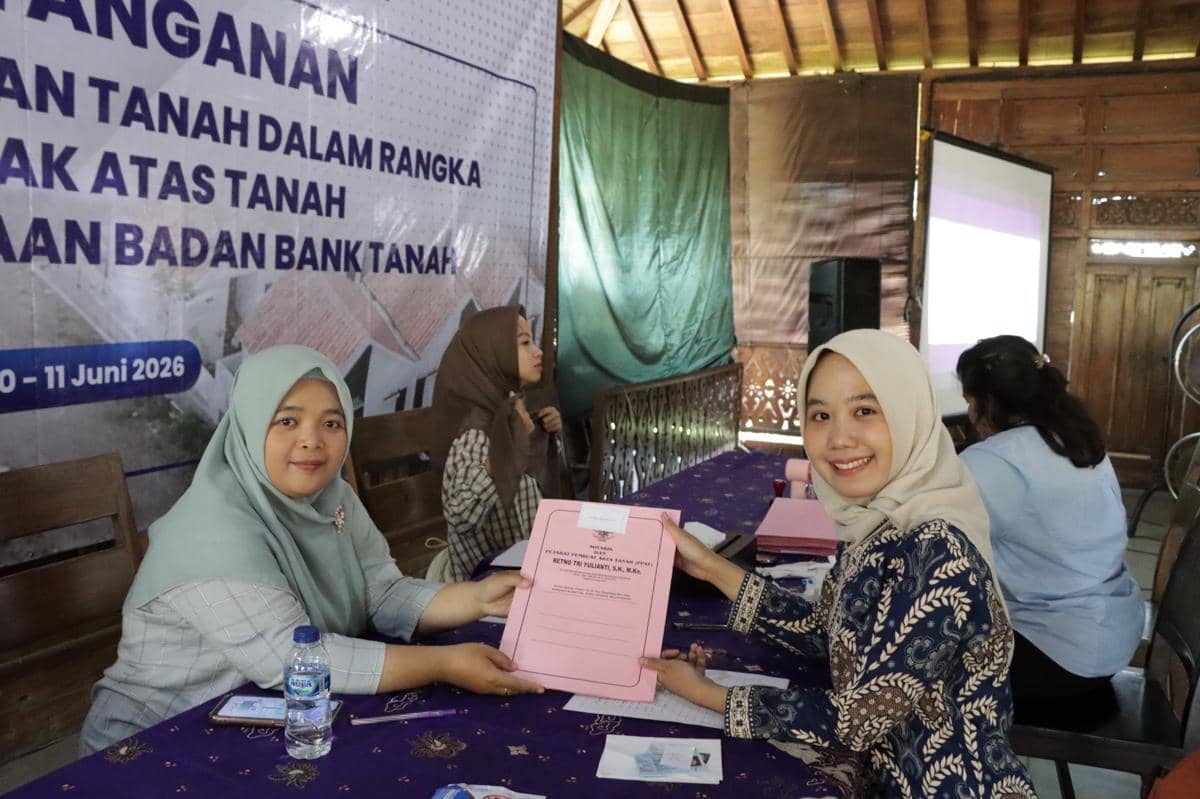 Penyerahan Perjanjian Pemanfaatan Tanah bersama 61 konsumen Perumahan Bumi Svarga Asri (BSA) oleh Badan Bank Tanah di Kabupaten Kendal, Rabu