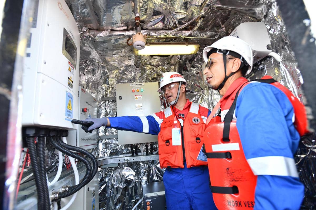 Dukung Transisi Energi, Pertamina Hadirkan PLTS di Kapal OB Patra 2303