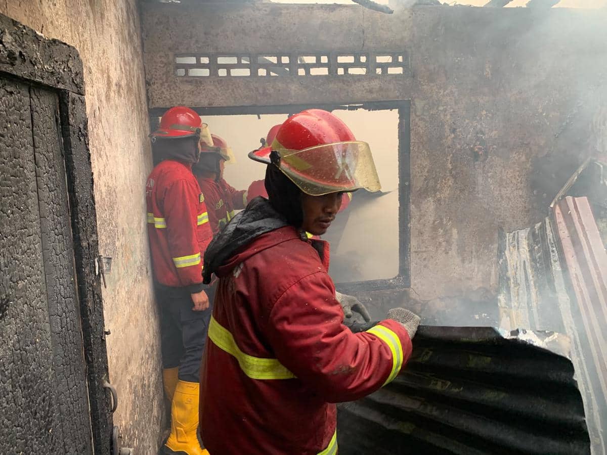 Personel Damkar Padang memadamkan api (Foto: Damkar Padang)