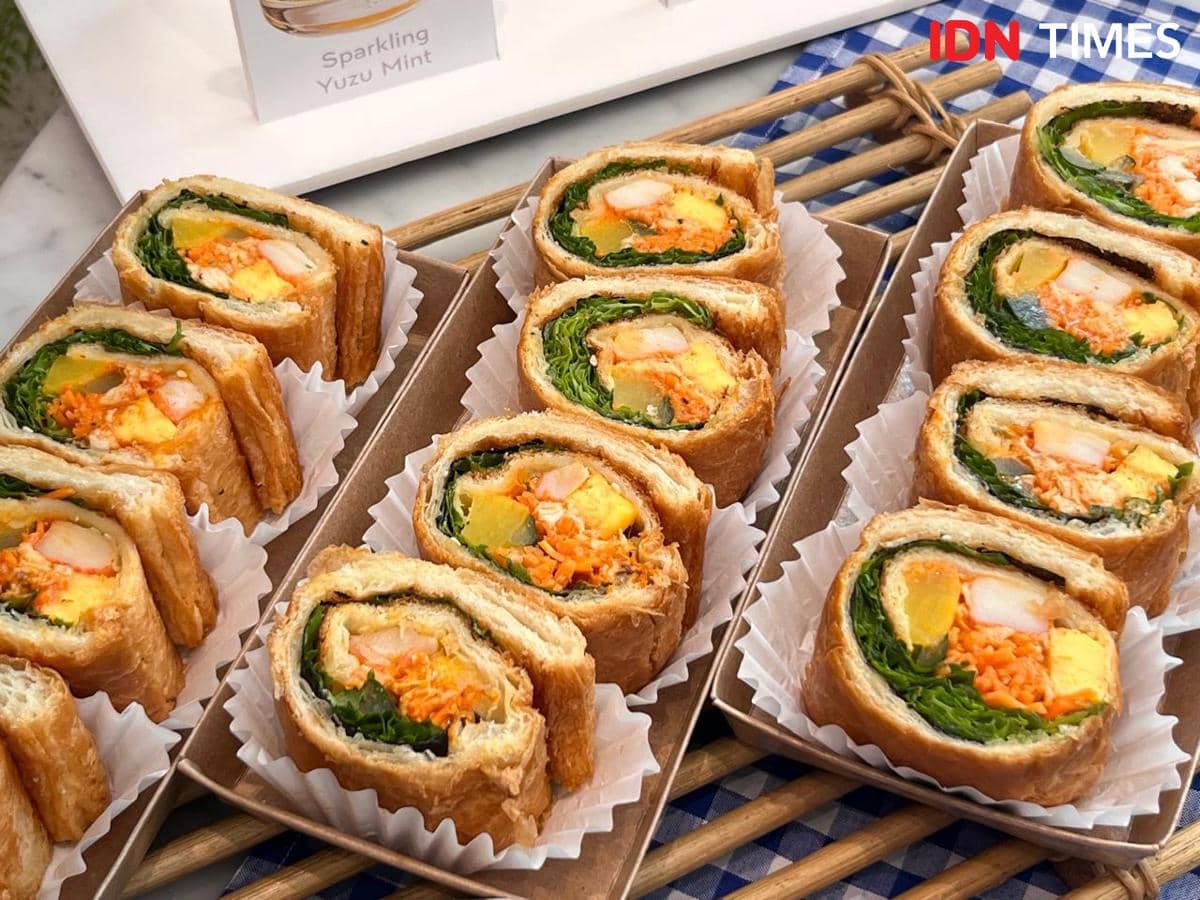 Potret menu Korean Gochujang Chicken Gimbap, Paris Baguette