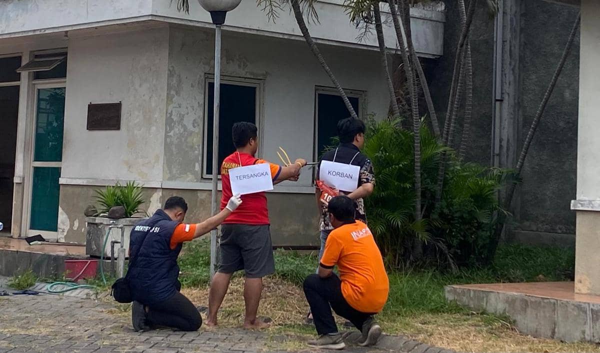 Rekonstruksi Pembunuhan Satpam Surabaya Peragakan 20 Adegan