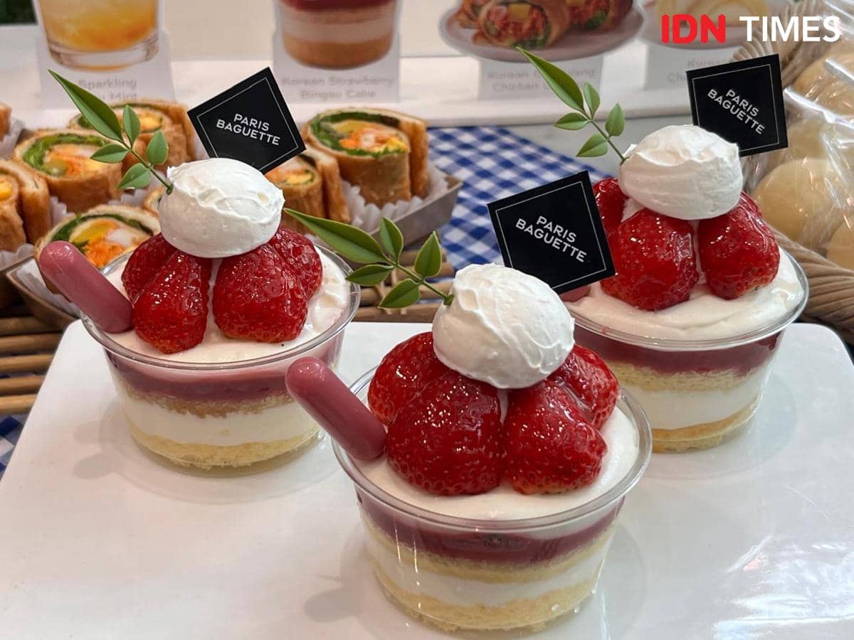 Potret menu Korean Strawberry Bingsu Cake, Paris Baguette