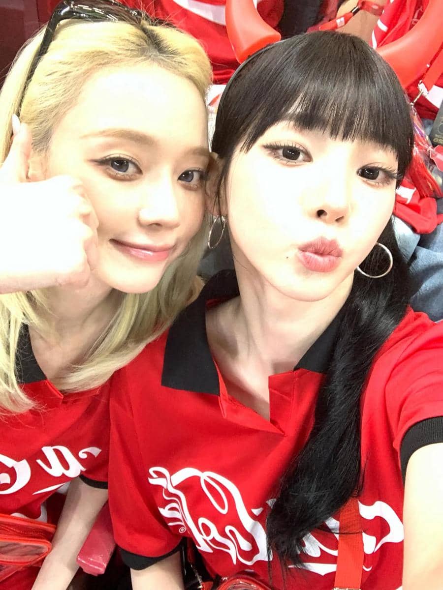 Gaya Winter dan Karina aespa nonton Piala Dunia 2026.