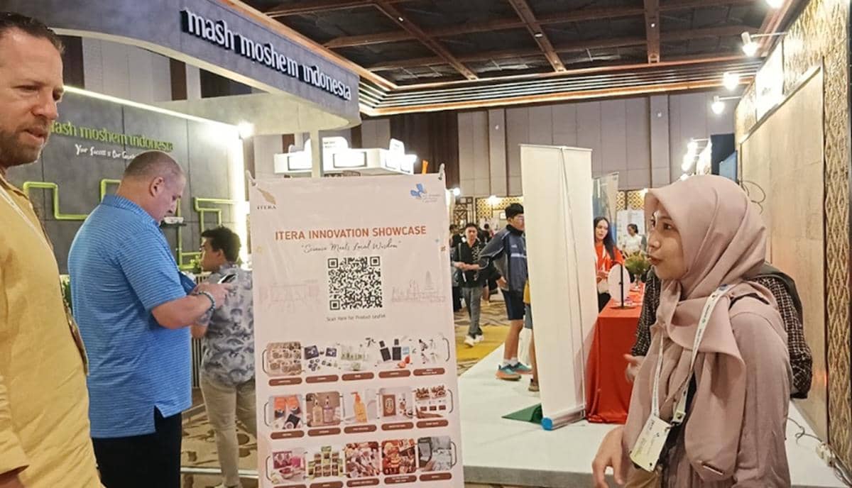 Mahasiswa Institut Teknologi Sumatera berbincang dengan pengunjung di stan pameran ITERA Innovation Showcase pada Bali Wellness & Beauty Expo.