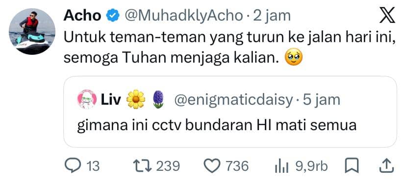 Tangkapan layar unggahan akun X Muhadkly Acho yang menanggapi cuitan tentang CCTV Bundaran HI mati dan menyampaikan doa bagi peserta aksi.