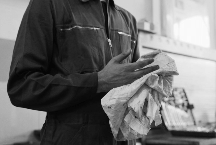 Tips Mengusir Noda Oli dari Baju Kesayangan