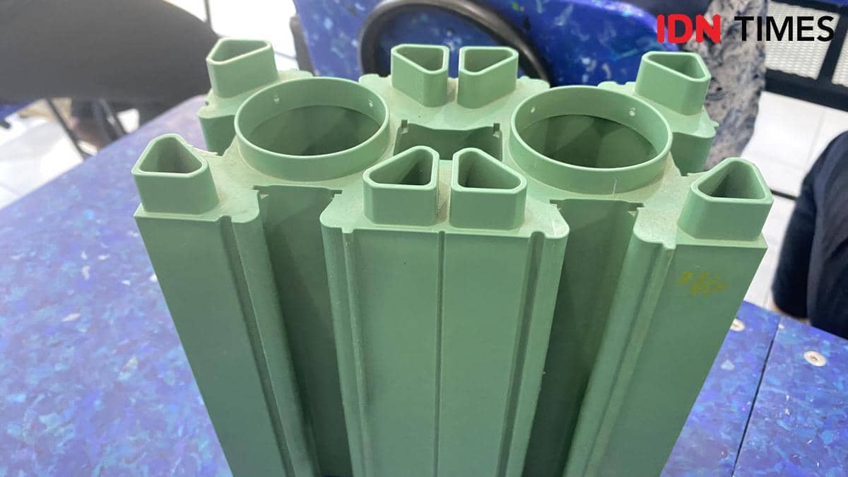 Blok plastik yang dibuat dari plastik daur ulang dan disusun menjadi tembok ruang kelas SDN 2 Pohgading. (IDN Times/Marcheilla Ariesta)