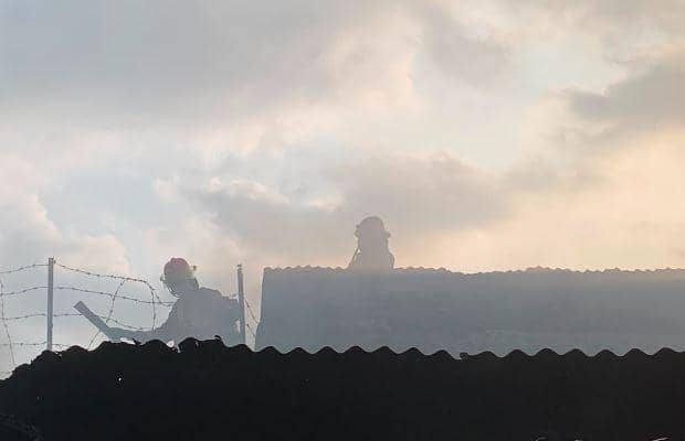 Personel Damkar Padang memadamkan api (Foto: Damkar Padang)