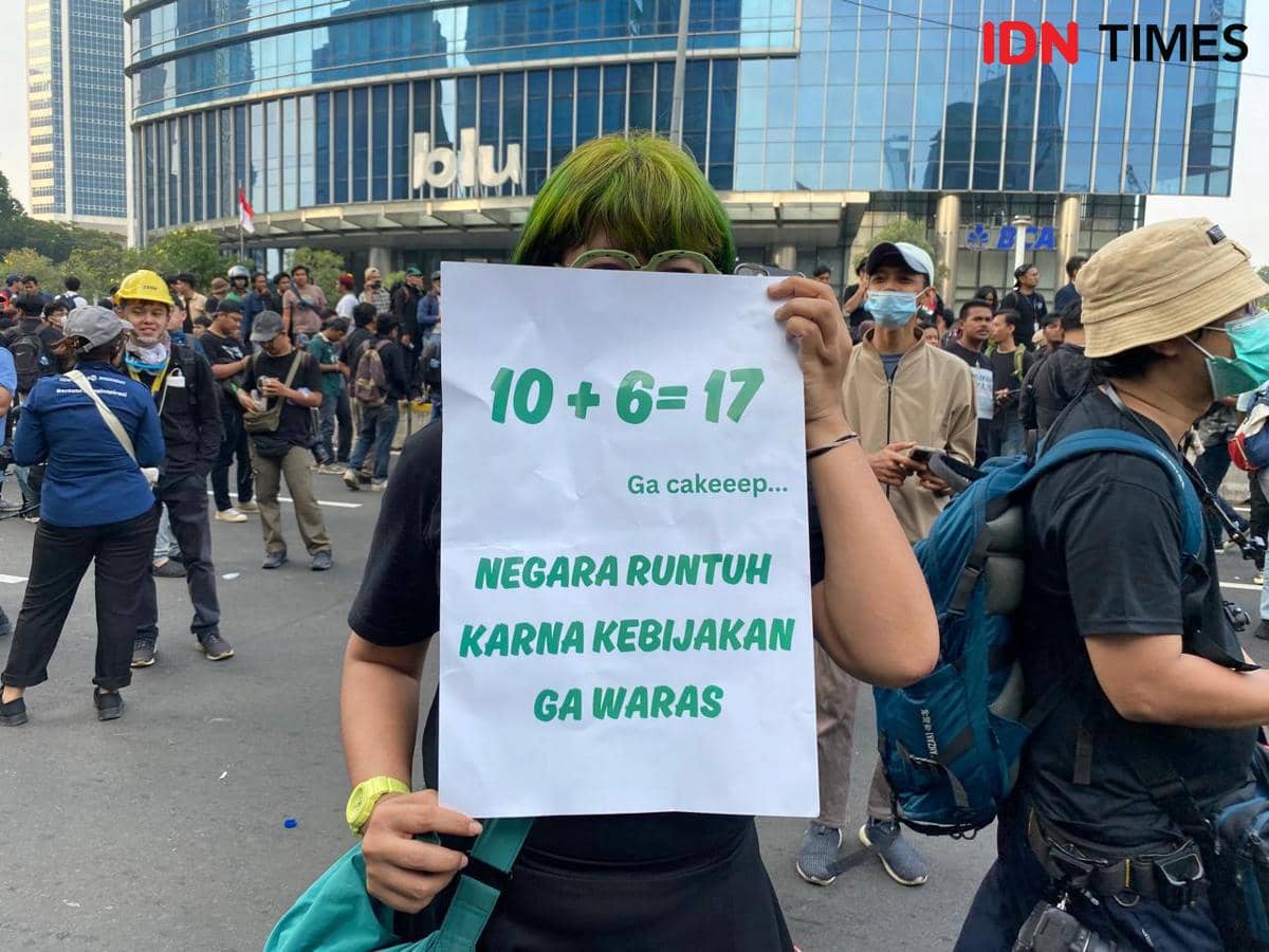 Potret massa aksi dengan tuntutannya di Jalan Sudirman, Jakarta Pusat, Jumat (12/6/2026).