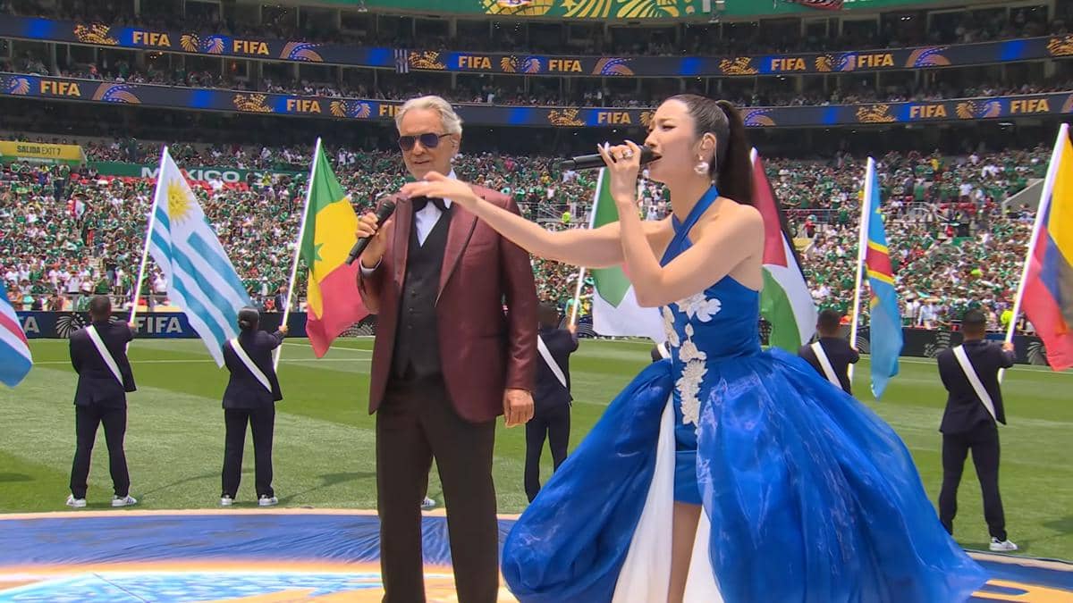 Dua penyanyi tampil di upacara pembukaan Piala Dunia 2026 di Meksiko, bernyanyi di tengah lapangan dengan latar bendera negara peserta.