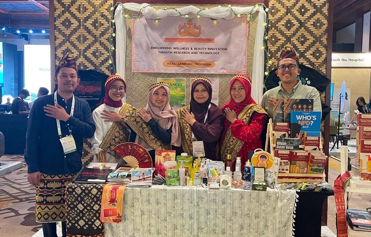 Mahasiswa Institut Teknologi Sumatera mengenakan pakaian tradisional memamerkan hasil penelitian di stan pameran Bali Wellness & Beauty Expo.