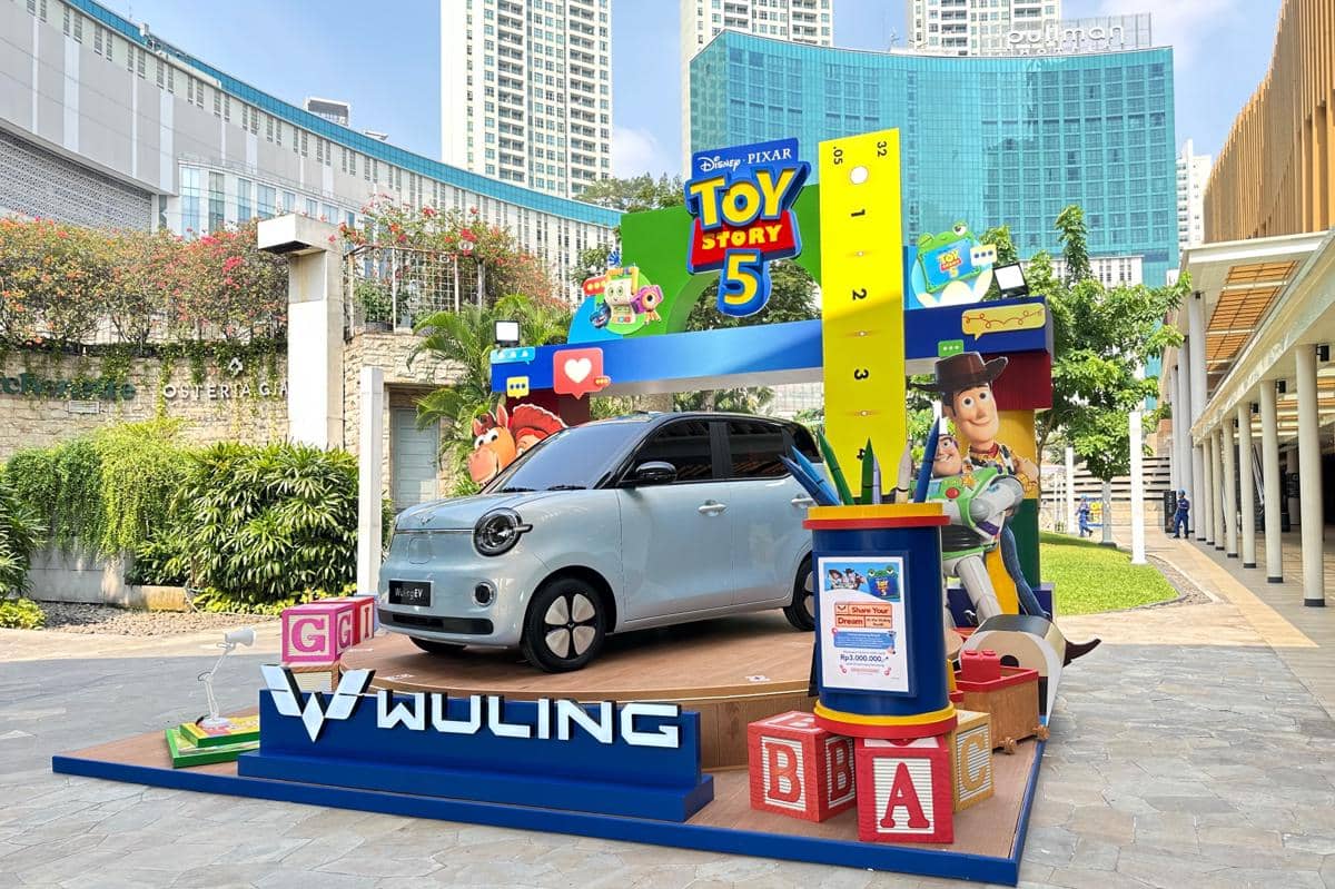 Mobil listrik Wuling EV dipamerkan di booth bertema Toy Story 5 di Central Park Mall dengan dekorasi warna-warni dan karakter animasi.