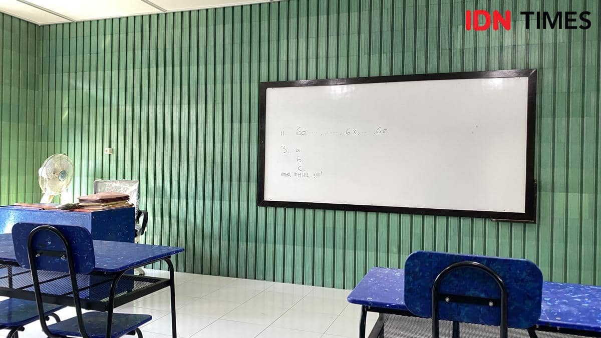 Ruang kelas menggunakan tembok plastik di SDN 2 Pohgading, Lombok Timur, NTB. (IDN Times/Marcheilla Ariesta)
