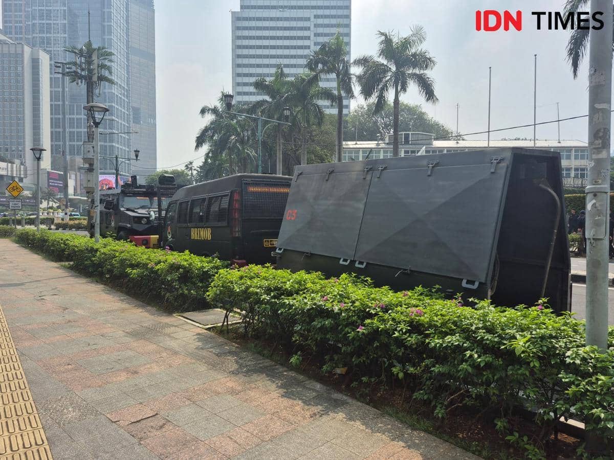Personel Brimob Mulai Diterjunkan ke Bundaran HI Jelang Demo BEM UI