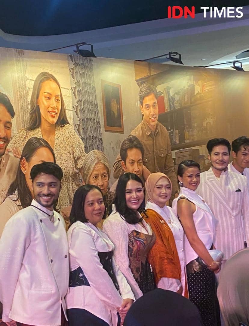 Para pemain dan kru film Jangan Buang Ibu berpose bersama di acara konferensi pers di XXI Plaza Indonesia dengan latar poster film.