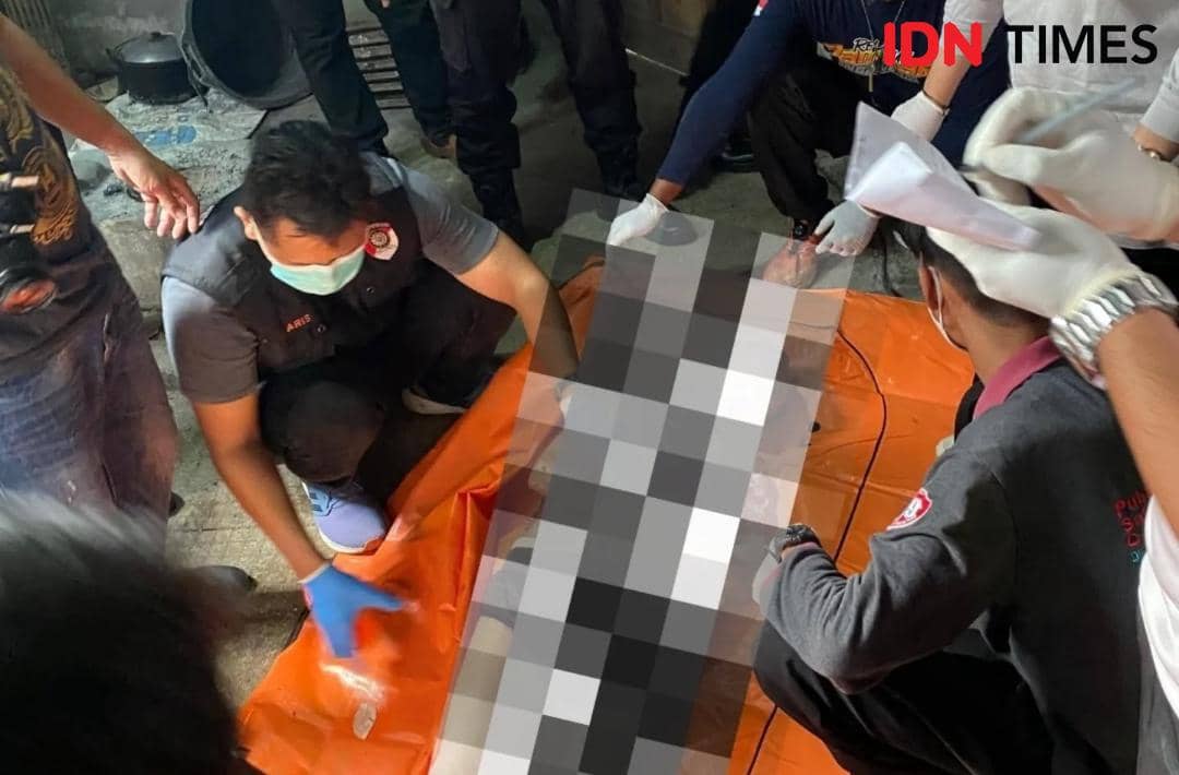 Tim SAR Gabungan mengevakuasi korban dari dalam sumur menggunakan kantong jenazah oranye di lokasi kejadian.