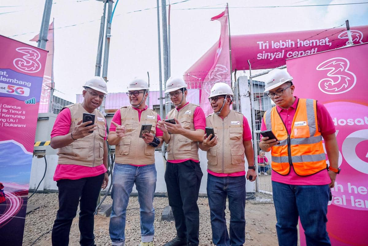 uji coba keandalan sinyal Tri yang kini didukung dengan jaringan Indosat 5G dalam event Jelajah Tri Palembang di BTS Kenten Ujung (Dok.IOH)