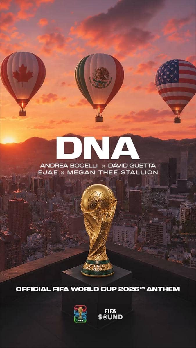Piala Dunia FIFA berwarna emas berdiri di atas kota saat matahari terbenam dengan tiga balon udara bergambar bendera Kanada, Meksiko, dan Amerika Serikat di langit.