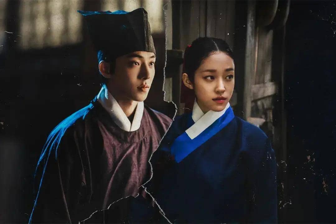 Dua karakter utama dalam poster serial The East Palace mengenakan pakaian tradisional dengan latar suasana istana kuno yang remang.