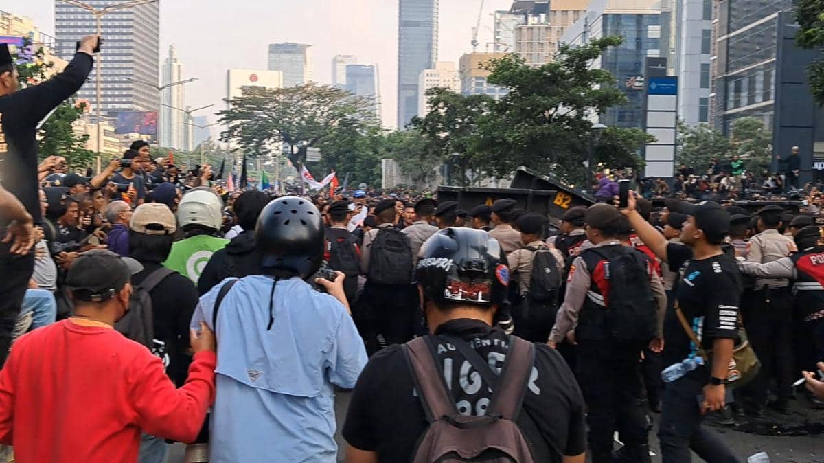 Mahasiswa dan Polisi Dorong-dorongan Barikade Menuju HI