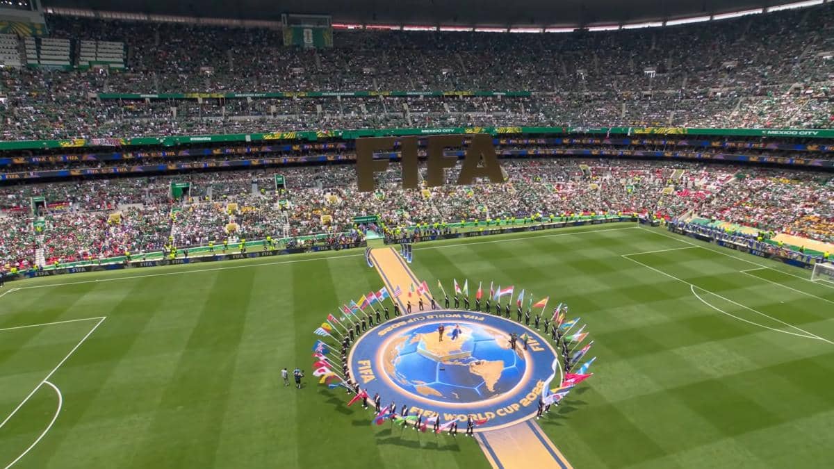 Upacara pembukaan Piala Dunia 2026 di Stadion Meksiko dengan panggung besar bertuliskan FIFA dan ribuan penonton memenuhi tribun.