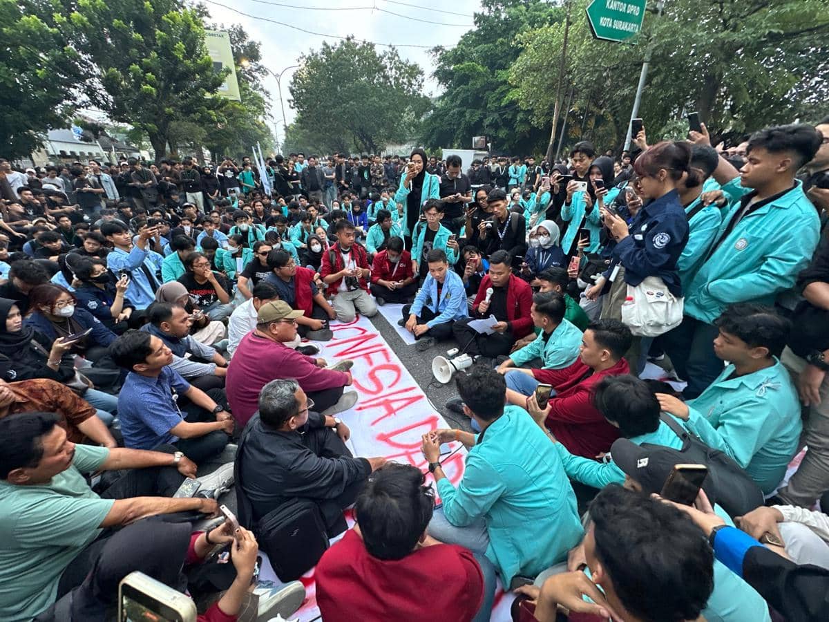 Mahasiswa Solo Raya Turun Jalan, Tolak RUU Polri dan Soroti MBG