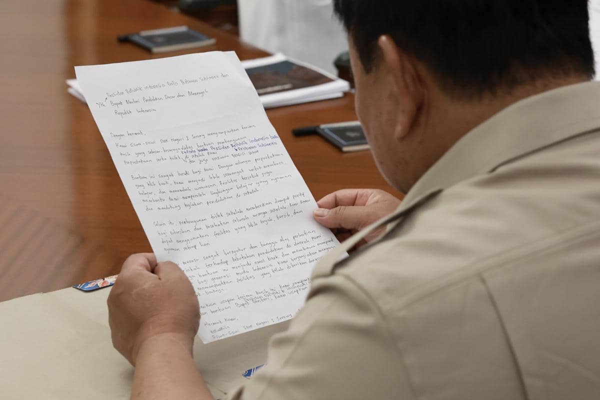 Prabowo Baca Surat Ditulis Siswa SMKN 1 Sorong, Papua Barat Daya (dok. Sekretariat Presiden)