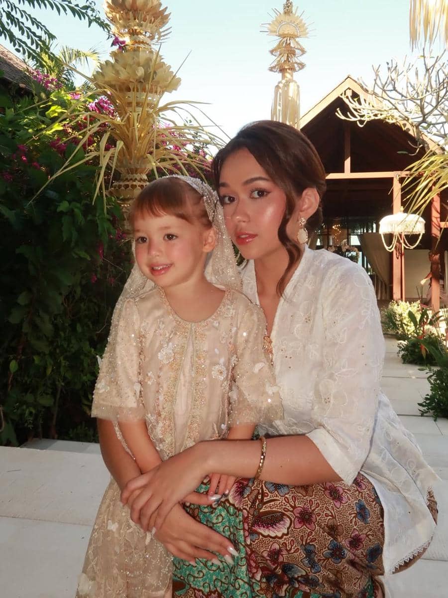 Potret Rebecca Klopper bersama Kamari dalam acara pengajian Jennifer Coppen jelang pernikahan (instagram.com/rklopper)