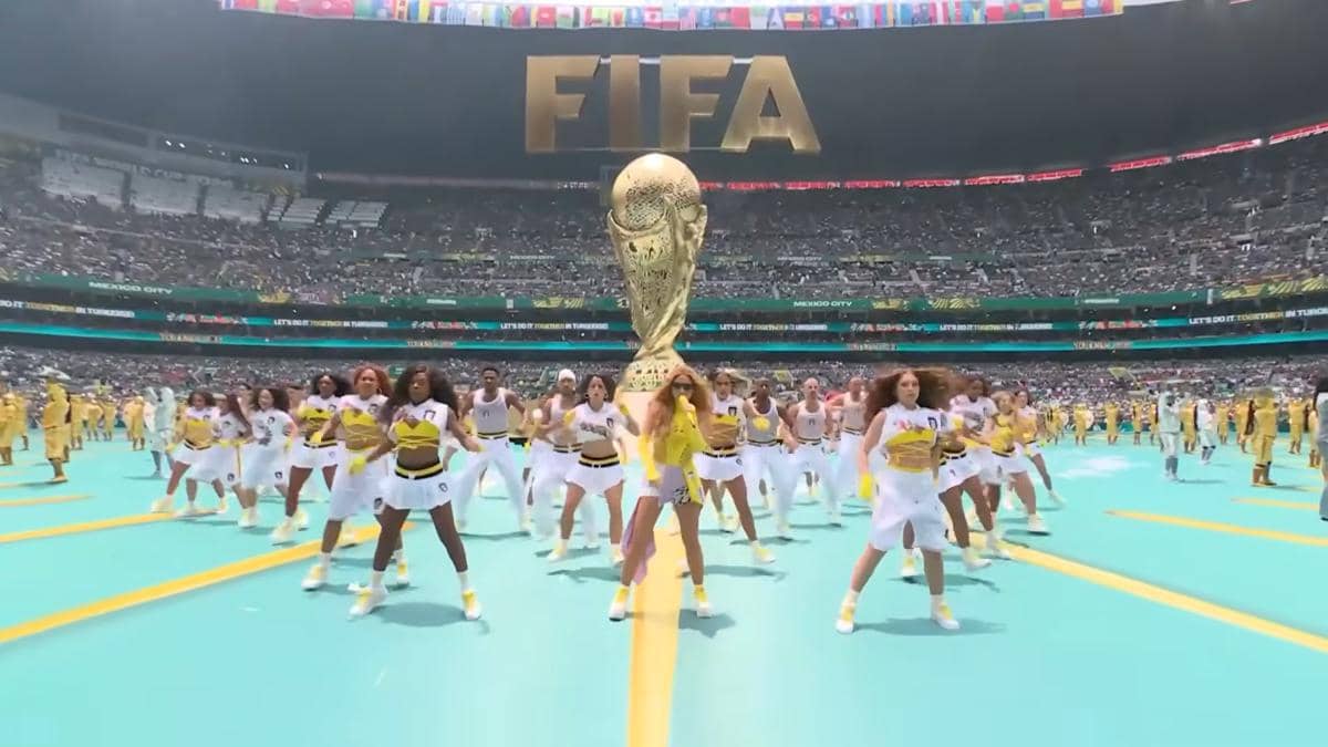 Penari tampil di tengah stadion dengan latar patung besar trofi Piala Dunia dan tulisan FIFA pada upacara pembukaan Piala Dunia 2026.
