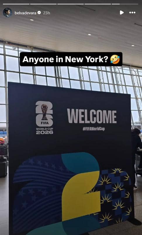 Papan sambutan bertuliskan FIFA World Cup 2026 di area bandara dengan latar belakang jendela besar dan suasana kedatangan penumpang.