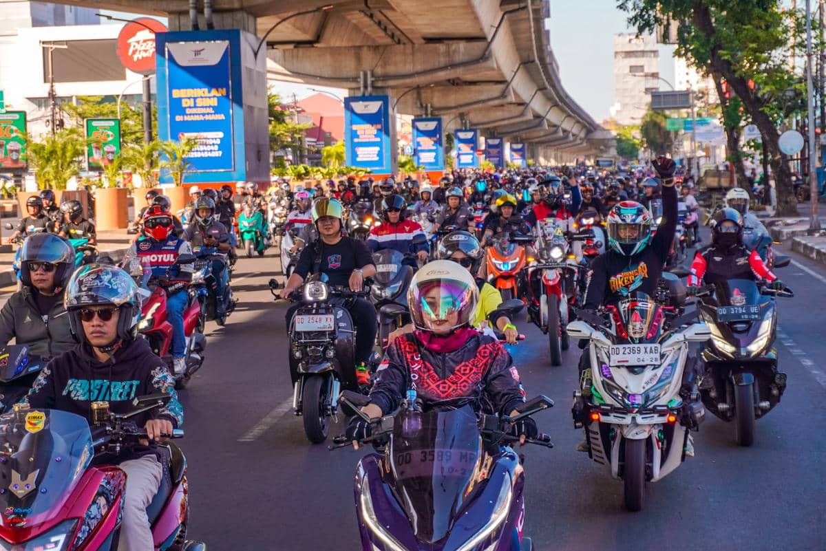 Ratusan pengendara motor berkumpul dan berkendara bersama di jalan kota Makassar dalam acara Moride Makassar 2026.