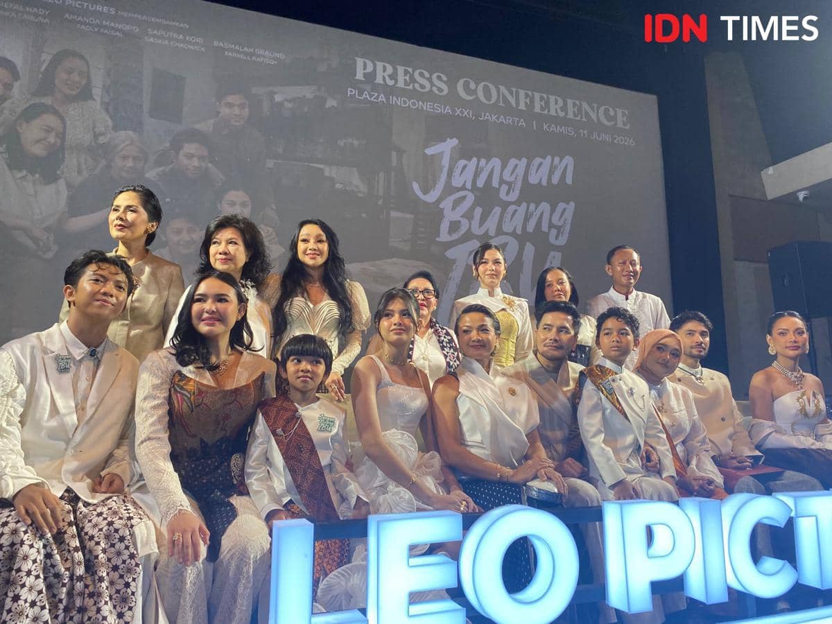 Para pemain dan kru film Jangan Buang Ibu berpose bersama saat konferensi pers di XXI Plaza Indonesia, Jakarta, pada 11 Juni 2026.