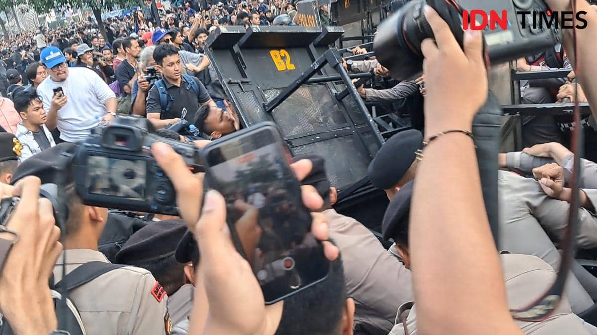 Situasi aksi demonstrasi mahasiswa di kawasan Bundaran HI, Jakarta Pusat pada Jumat (12/6/2026). 