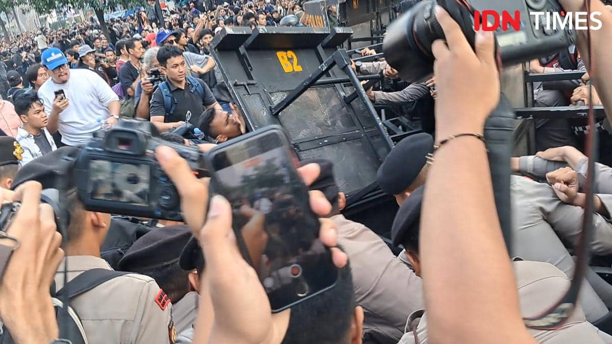 Demo Mahasiswa di Bundaran HI Mulai Ricuh, Polisi Pukul Mundur Massa