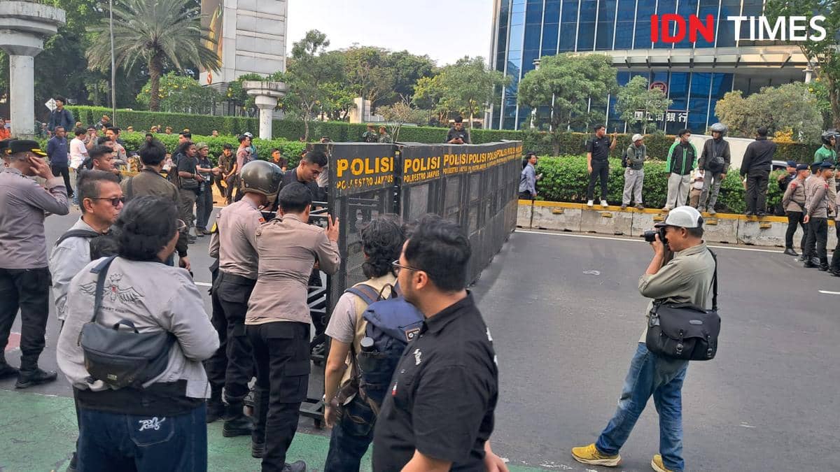 Polisi Pasang Barikade Besi di Jalan Menuju Bundaran HI