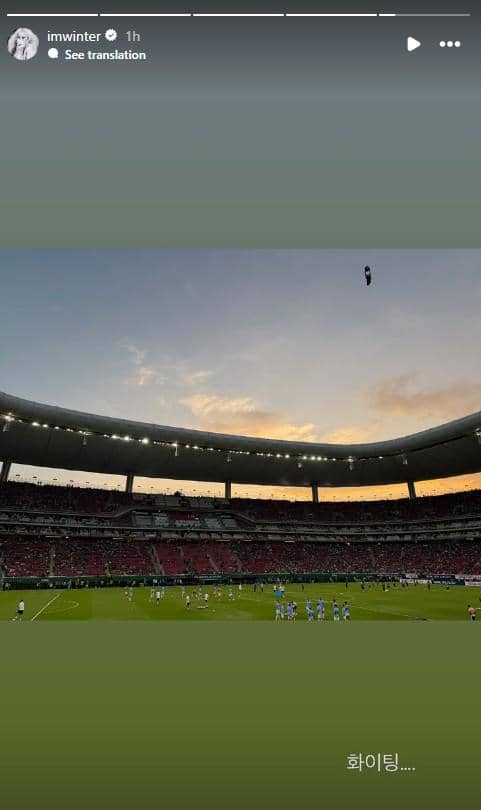 Suasana stadion besar di Meksiko saat pertandingan Piala Dunia 2026 dengan langit senja dan penonton memenuhi tribun.
