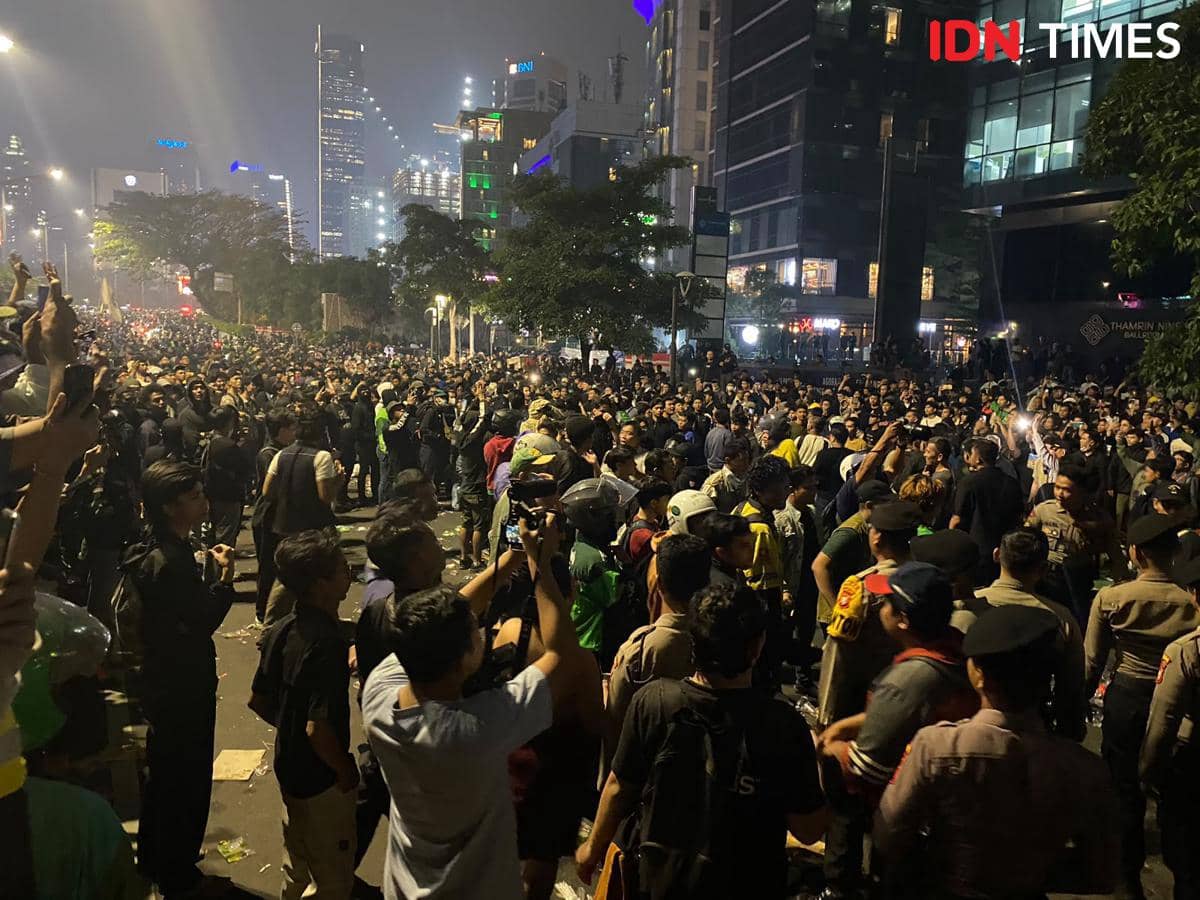 Blokade Demo Mahasiswa di Sudirman Dibuka, Polisi dan Massa Bersalaman